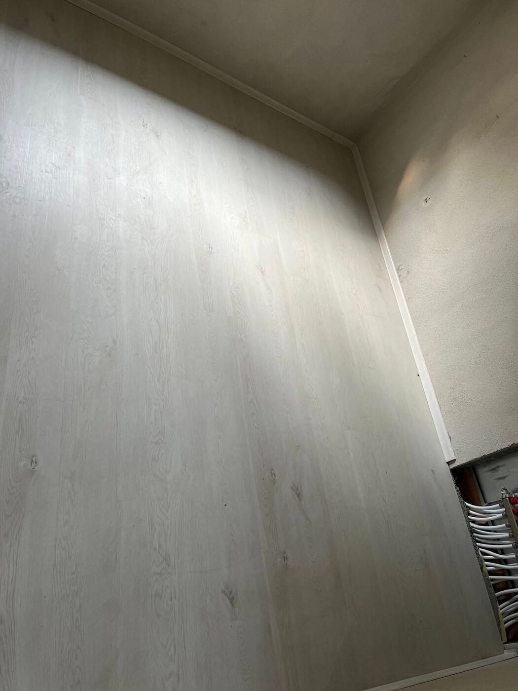 Postavljen laminat u sobi — svijetli dekor — DAV, Srebrenik